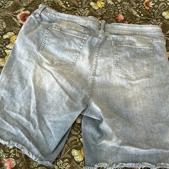 Bermuda shorts - Picture 6 of 7